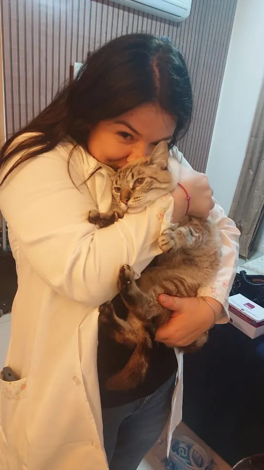 Dra. Priscila com cachorro paciente atendido em domicílio